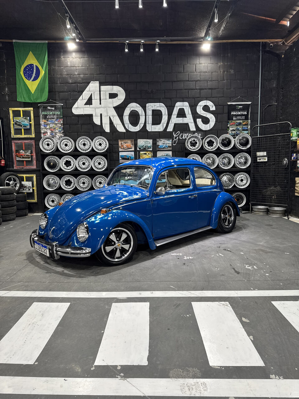 Fusca clássico azul na garagem 4 Rodas